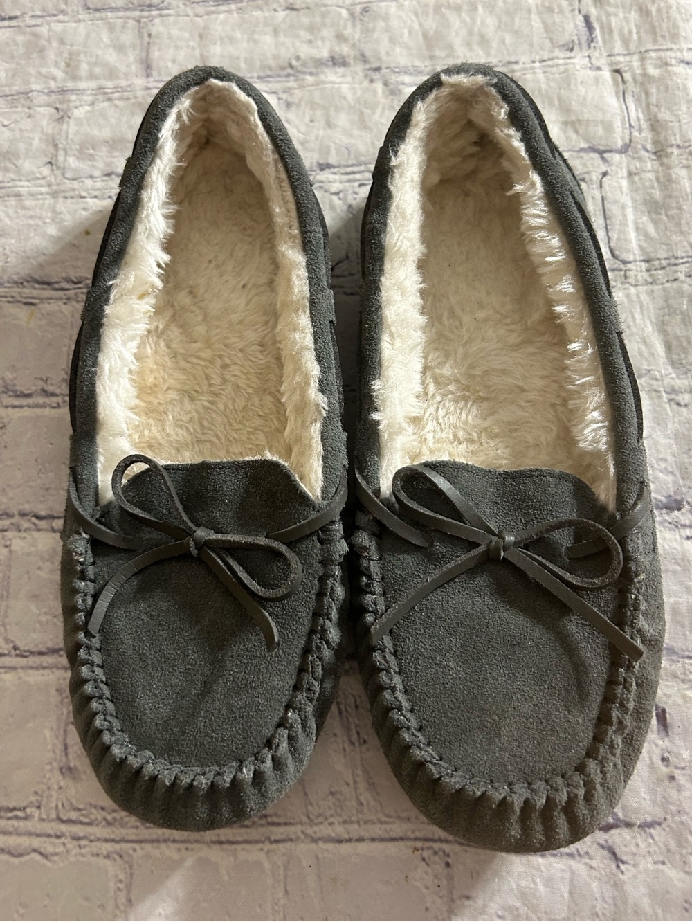 TARGET GRAY SUEDE MOCCASIN FAUX FUR LINING SLIPPERS WOMEN’S SIZE 9